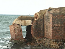 На Балтийской косе из-за разрушения авандюны море подбирается к жилым домам