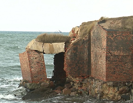 На Балтийской косе из-за разрушения авандюны море подбирается к жилым домам