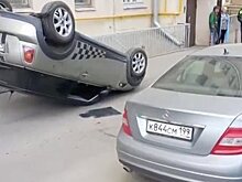 Дорога у подъездов Дома архитекторов превратилась в трассу