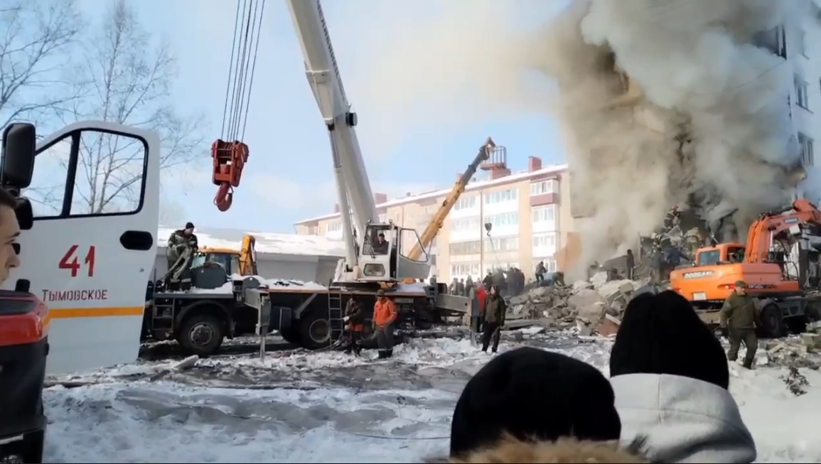 На Сахалине взрывом газа снесло подъезд пятиэтажки. Есть погибшие