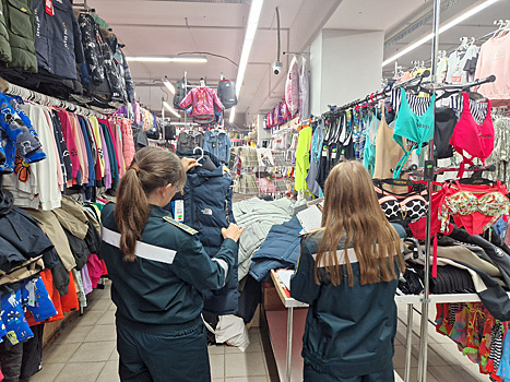 Свердловские таможенники изъяли из магазинов тысячи поддельных брендовых вещей