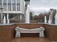 В Красноярске у здания суда появилась скамейка примирения