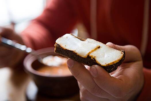 Московский ресторан отказался пересматривать подачу сала после скандала с мусульманками