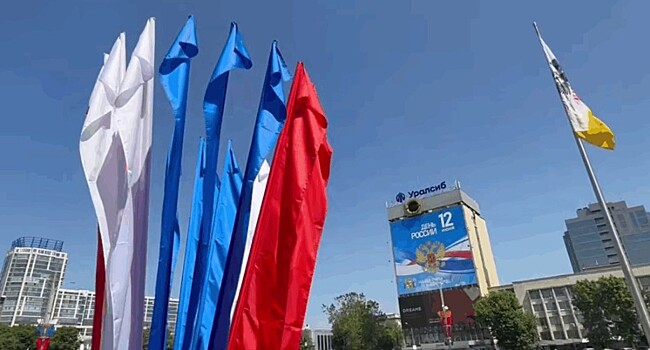 Краснодар преображается к Дню России: баннеры и флаги на городском транспорте