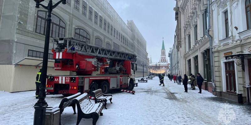 В Москве возле Красной площади загорелось здание