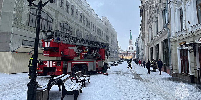 В Москве возле Красной площади загорелось здание
