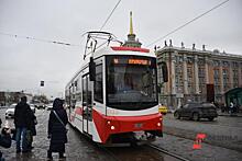 В центре Екатеринбурга из-за подозрения на минирование встали трамваи