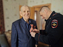 Заместитель начальника Госавтоинспекции вместе с юным инспектором движения вручили памятную медаль ветерану Великой Отечественной войны.