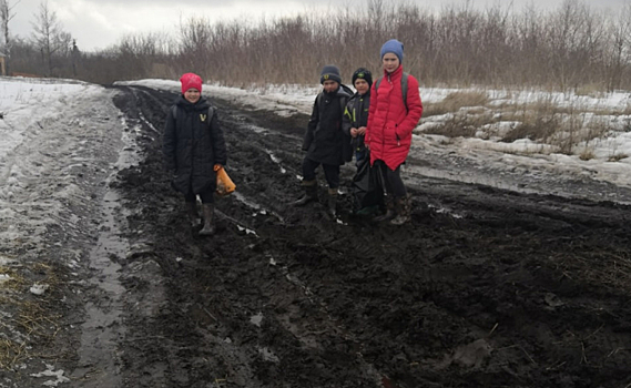 Чернозём вместо дороги: в курское село не могут проехать скорая и пожарные, а дети ходят в школу по колено в грязи