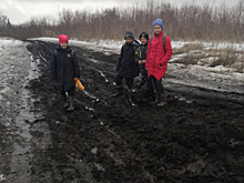 Чернозём вместо дороги: в курское село не могут проехать скорая и пожарные, а дети ходят в школу по колено в грязи