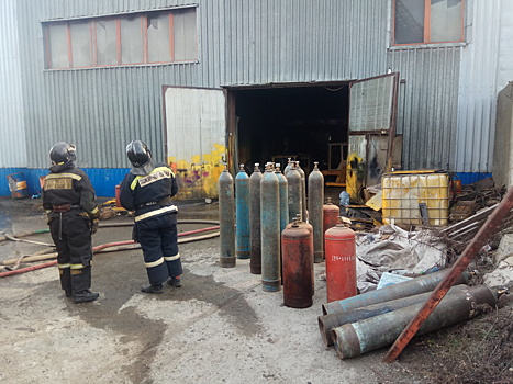 В Челябинске пожарные вынесли из полыхавшего цеха 17 баллонов