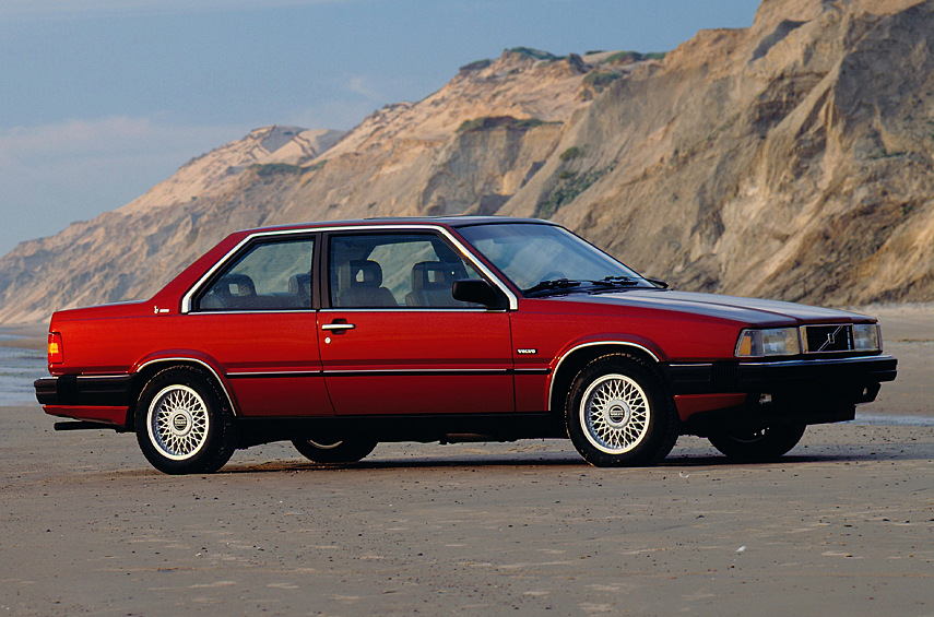 Volvo 780. Кто-то скажет, что купе 780 чересчур элегантное для Volvo восьмидесятых и окажется прав. Нутро нордическое, а антураж итальянский! Дизайн — результат праведных трудов Марка Дешампа, главного художника из ателье Bertone. Получилось поистине вне времени! Кстати, сборкой тоже занималась карроцерия.