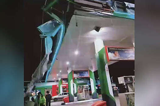 Самосвал с поднятым кузовом снес крышу АЗС под Волоколамском и попал на видео