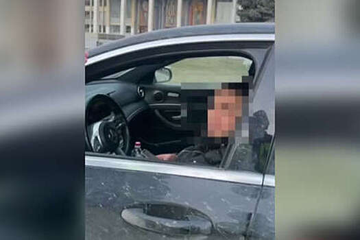 В Уфе полицейские разбили окно авто и заковали женщину в наручники из-за штрафов