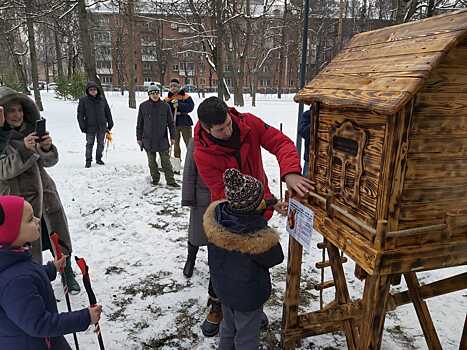 В парке «Торфянка» установили кормушки для белок