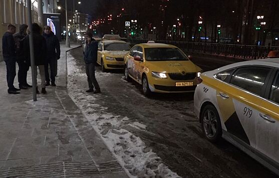 «Я не убийца». Таксисты присоединились к забастовке коллеги в центре Москвы