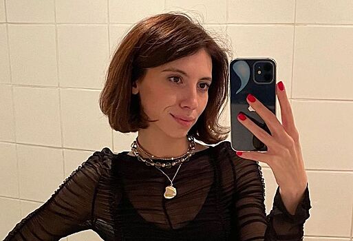 Инга Меладзе «выгуляла» остромодную куртку-«овечку» за 9 000 рублей