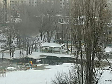 В Энгельсе зловонные нечистоты залили детскую площадку и подступили к детсаду