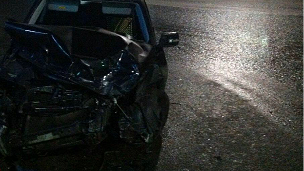 В Саратове водитель иномарки врезался в стелу у автозаправки