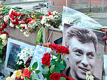 Прокремлевские активисты устроили "субботник" на мемориале Немцова, облив вещи дежурных фекалиями