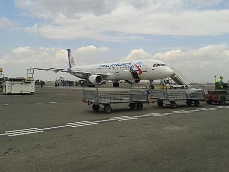 Летевших с юга пассажиров «Уральских авиалиний» выгнали на мороз в китайском аэропорту