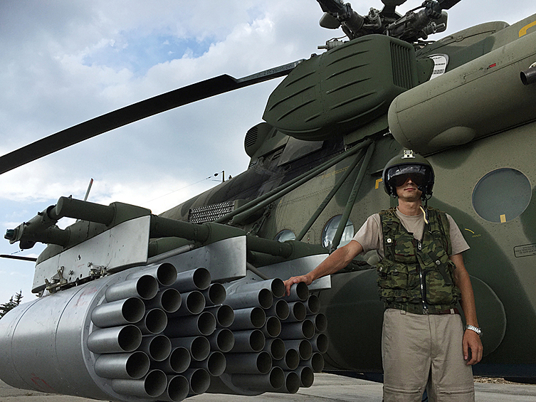 Летчик у российского транспортно-штурмового вертолета МИ-8АМШТ на аэродроме "Хмеймим" в Сирии.