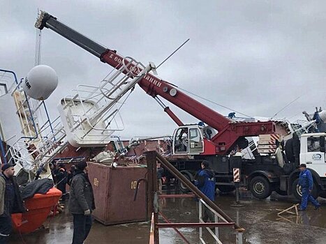 Строящееся на заводе судно опрокинулось в Ленобласти