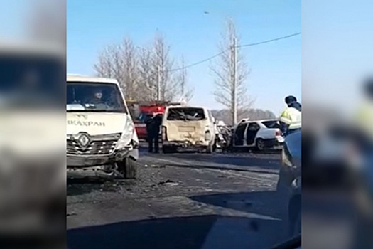 Крупное ДТП с инкассаторской машиной на окружной: пострадавших увозят в реанимацию