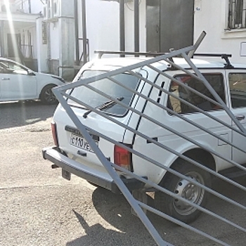 На легковушку в Ставрополе упал металлический забор