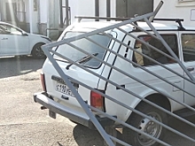 На легковушку в Ставрополе упал металлический забор