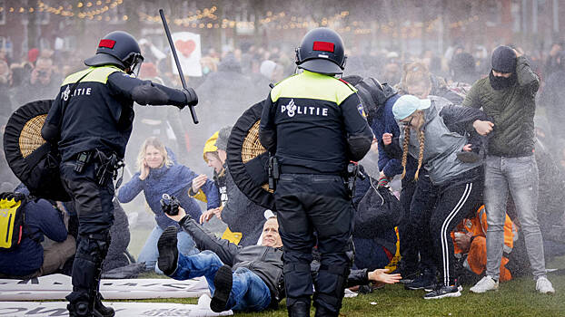 Поджоги и мародерство начались во время протестов в Нидерландах