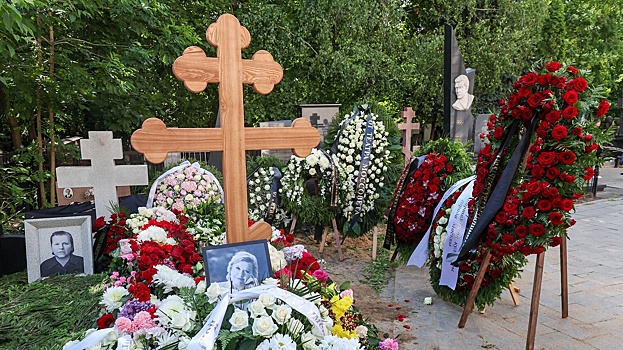 На могилу Талызиной принесли живые розы к 91-летию артистки