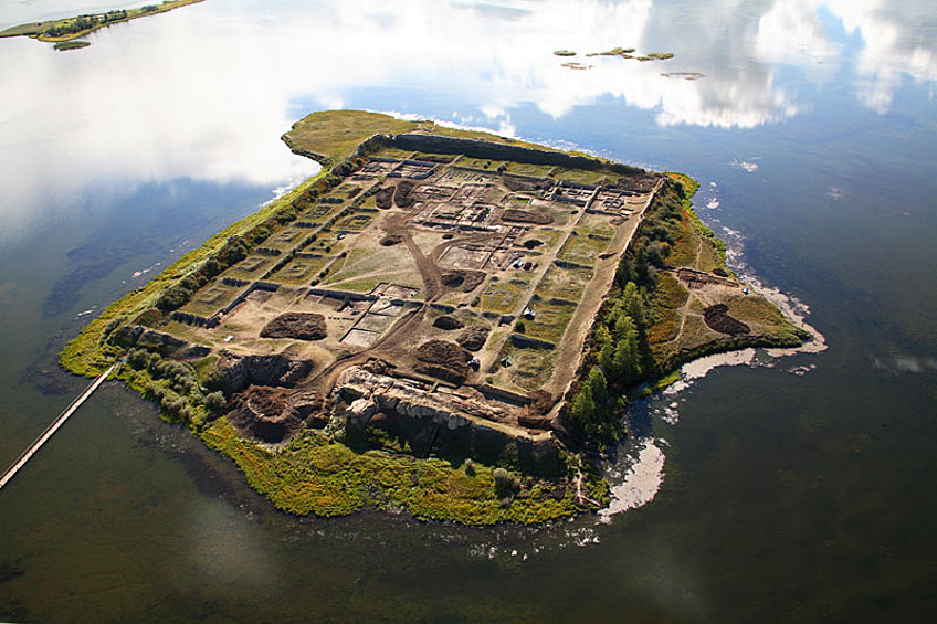 Остров руин на озере Тере-Холь был обнаружен в 1981 году. Этому комплексу более 1300 лет, он хорошо укреплен и мог служить крепостью, но историки до сих пор не могут выяснить, кто и зачем его построил посередине озера в отдалении от всех торговых путей. Архитектура напоминает дворцы династии Тан и монастыри той же эпохи.