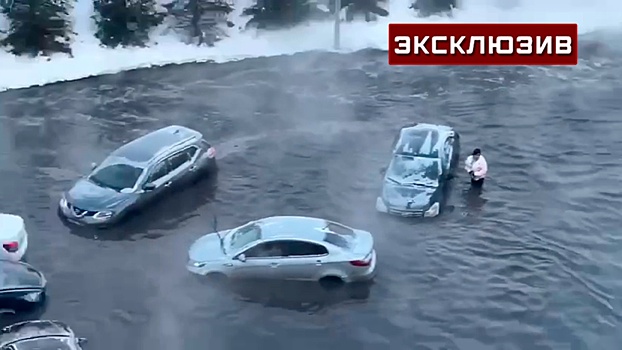 Автомобили на парковке в Уфе утонули в канализационной воде из-за прорыва трубы