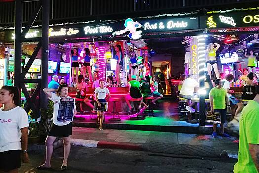 Туристы станцевали треш-стриптиз на улице Таиланда и были арестованы