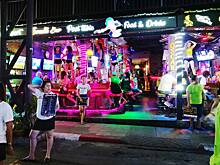 Туристы станцевали треш-стриптиз на улице Таиланда и были арестованы