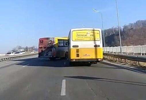 Два автобуса столкнулись в пригороде Владивостока