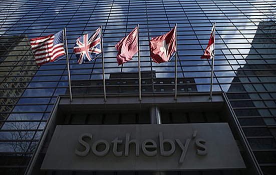 Sotheby's впервые выставит на продажу написанную роботом-гуманоидом картину