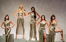 Кроуфорд, Кэмпбелл и другие супермодели 90-х собрались вместе и сразили идеальными фигурами в золотых платьях