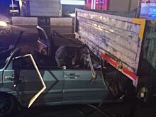 В Ростове спасатели вытащили водителя из искореженного автомобиля