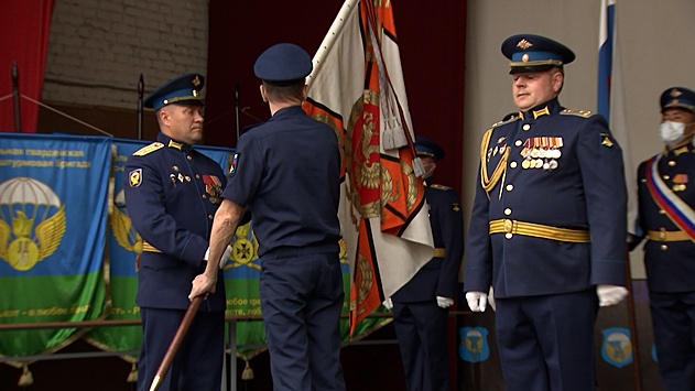 Георгиевское знамя вручили новому командиру гвардейского соединения управления ВДВ