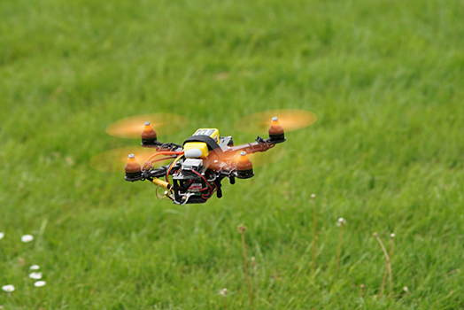 Выбило окна: дрон упал во дворе жилого дома в российском регионе, есть погибший. Подробности