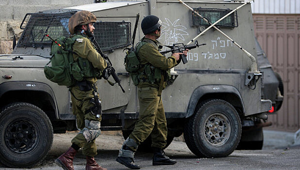 Израильские военные застрелили палестинца с двумя ножами