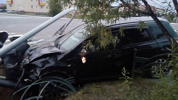 В Ноябрьске пьяный водитель снес на перекрестке светофор
