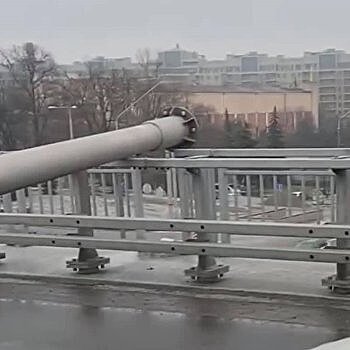 Падение столбов на автомобили в Киеве попало на видео