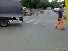 В Ульяновске на улице Камышинской провал грунта «захватывает» дорогу