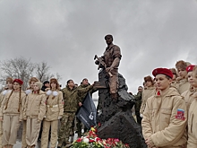 В Курчатове Курской области открыли памятник Герою России Сергею Чебневу