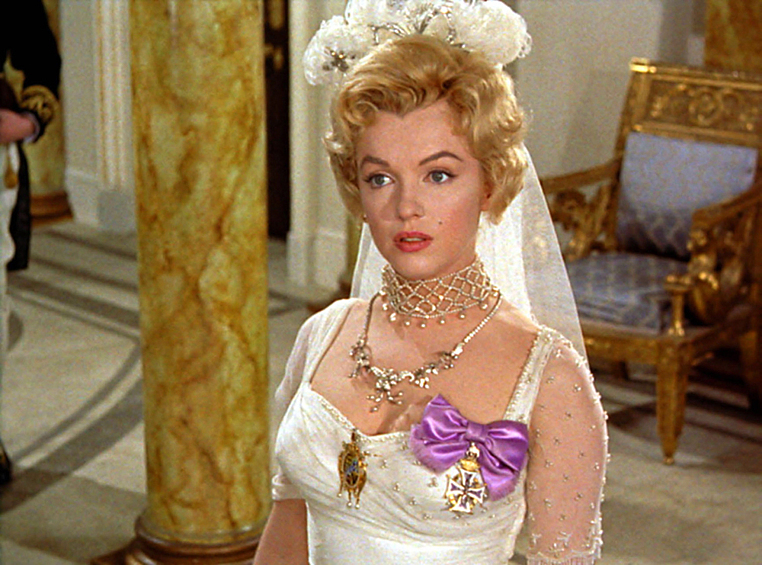 В 1945 году 19-летняя Мэрилин устроилась в агентство моделей «Blue Book» в Лос-Анджелесе. Через год Монро заключила контракт с актёрским агентством, но долгое время снималась в малоизвестных фильмах.   В 1950 году она снялась криминальной драме Джона Хьюстона «Асфальтовые джунгли» и в драме Джозефа Манкевича «Всё о Еве». 2 небольших роли в этих фильмах стали прорывными для карьеры Мэрилин и впоследствии сделали девушку мировым  секс-символ 1950-х годов