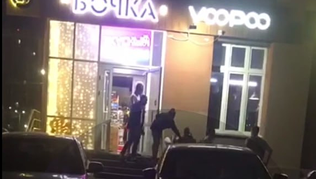 Потасовка у пивного магазина в Челябинске привлекла внимание СКР