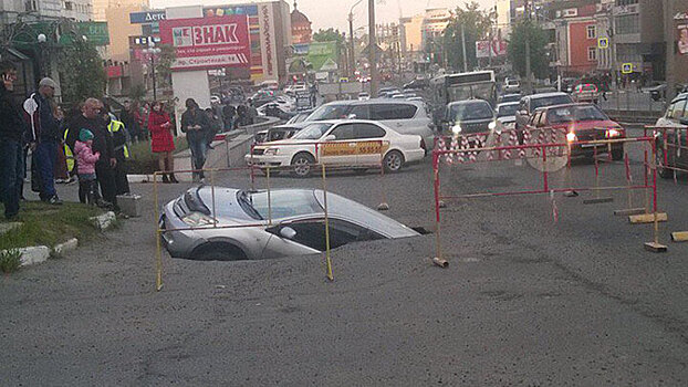 В огромный разлом на дороге в центре Читы провалился автомобиль